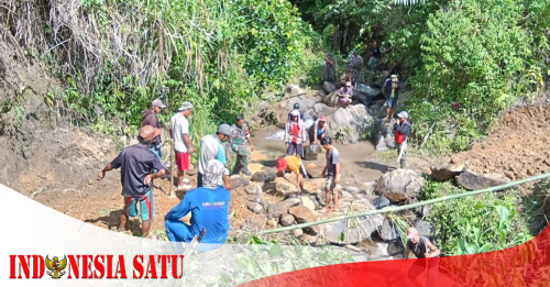 Babinsa Kodim Mamuju Bersama Warga Desa Siraun Wujudkan Jalan Tani yang Aman dan Nyaman